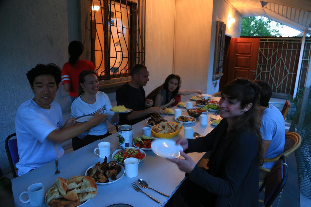 "European" Backpackers Hostel In אלמטי מראה חיצוני תמונה