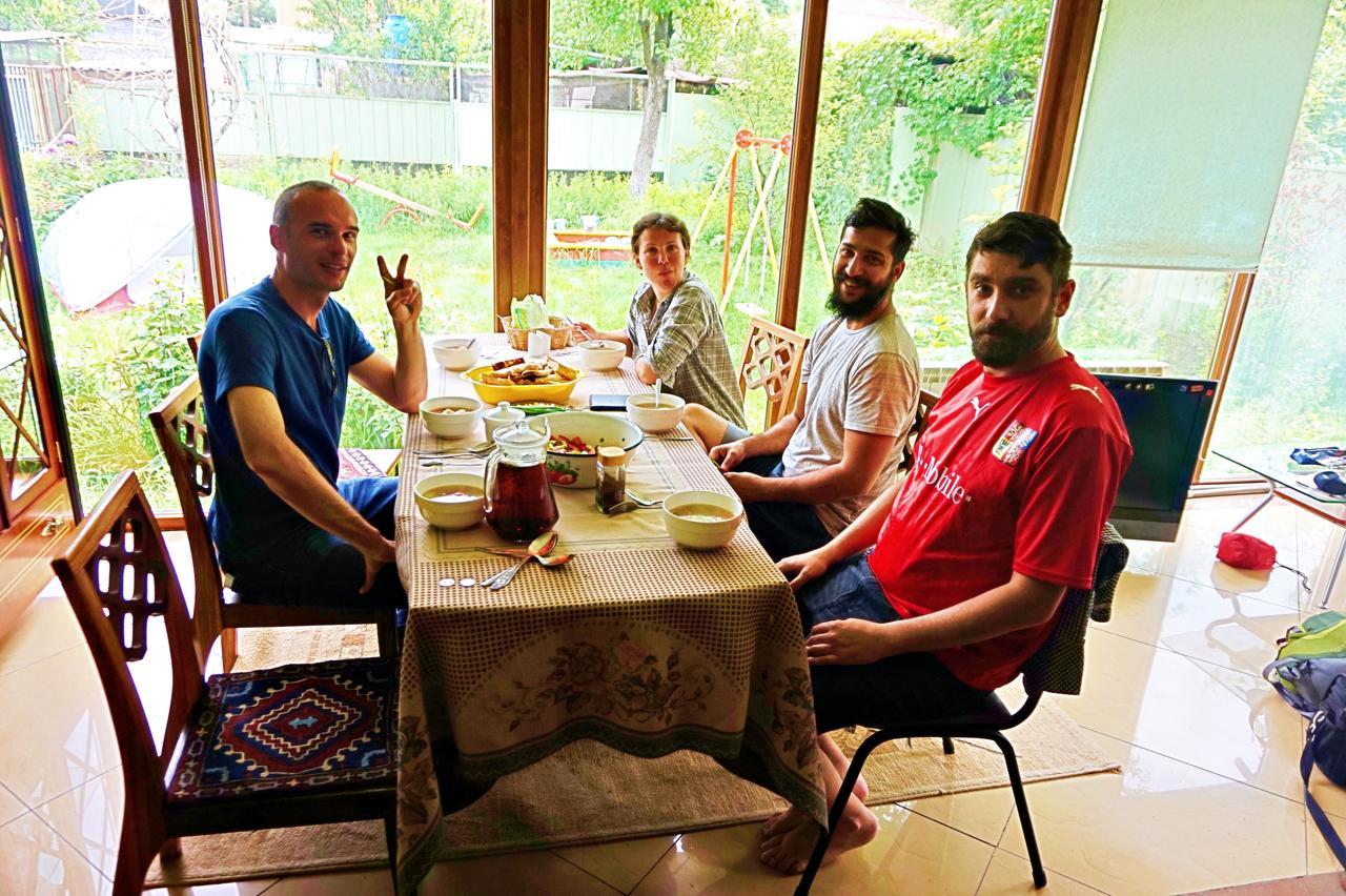 "European" Backpackers Hostel In אלמטי מראה חיצוני תמונה