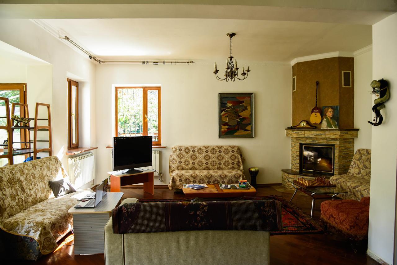 "European" Backpackers Hostel In אלמטי מראה חיצוני תמונה